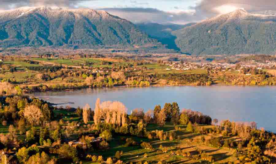 Viaja con Transantin a Valdivia, Temuco, Pichilemu y mucho más. Compra tus Pasajes de Bus Online y viaja al Sur con Transantin.